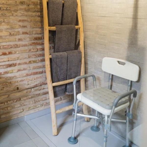 Καρέκλα μπάνιου με μαξιλάρι για χρήστες έως 150 kg