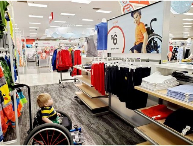 Η γλυκιά αντίδραση πιτσιρικά σε αναπηρικό αμαξίδιο μόλις αντίκρισε αυτή τη διαφήμιση - Το δυνατό μήνυμα που στέλνει