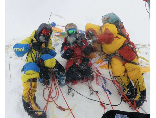 Διπλά Ακρωτηριασμένος Ανεβαίνει στο Έβερεστ