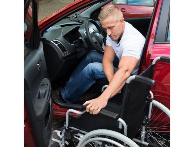 Επιβίβαση- Αποβίβαση χρήστη αμαξιδίου στο αυτοκίνητο Επιβίβαση- Αποβίβαση χρήστη αμαξιδίου στο αυτοκίνητο