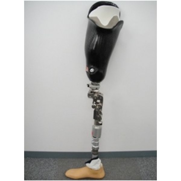 Μηριαία πρόθεση με εσωτερική κάλτσα σιλικόνης και μηχανική ασφάλεια εγκλωβισμού