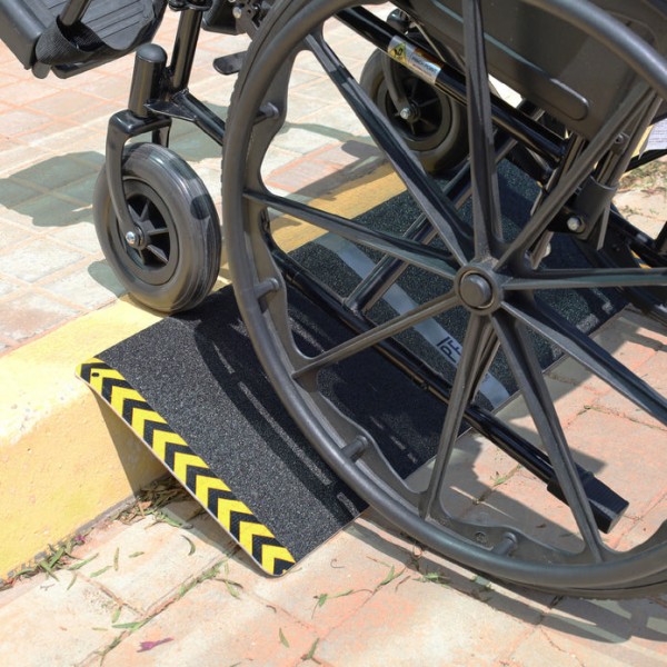 Ράμπα αμαξιδίου με αντιολισθητική επιφάνεια 30 x 81 cm & 60 x 81 cm