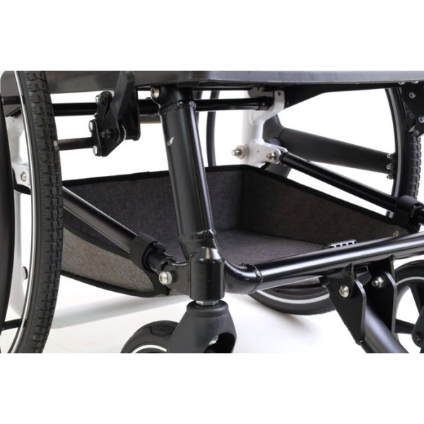 Χειροκίνητο αναδιπλούμενο αναπηρικό αμαξίδιο με μεγάλους τροχούς και αναδιπλούμενο ενιαίο υποπόδιο (λευκό & μπλε)