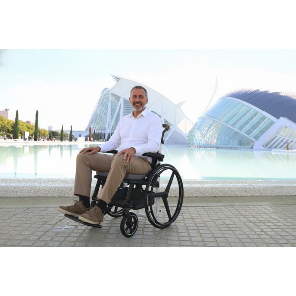 Χειροκίνητο αναδιπλούμενο αναπηρικό αμαξίδιο με μεγάλους τροχούς και αναδιπλούμενο ενιαίο υποπόδιο (λευκό & μπλε)