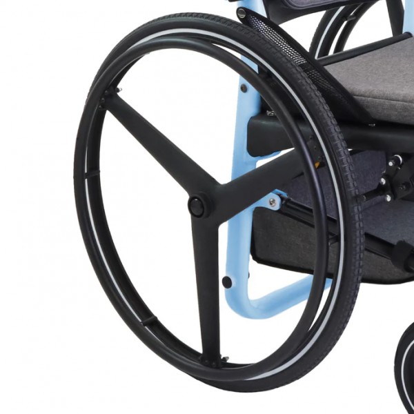 Χειροκίνητο αναδιπλούμενο αναπηρικό αμαξίδιο με μεγάλους τροχούς και αναδιπλούμενο ενιαίο υποπόδιο (λευκό & μπλε)