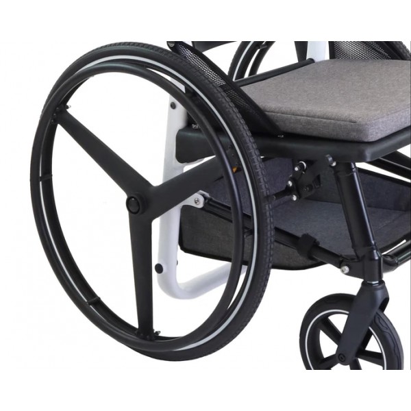 Χειροκίνητο αναδιπλούμενο αναπηρικό αμαξίδιο με μεγάλους τροχούς και αναδιπλούμενο ενιαίο υποπόδιο (λευκό & μπλε)