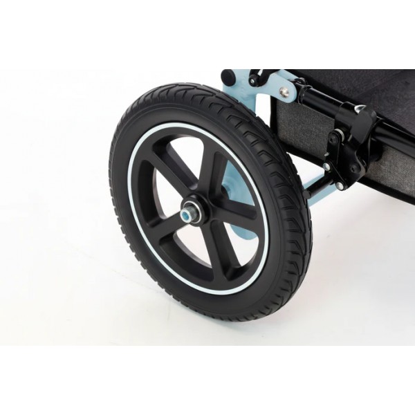 Χειροκίνητο αναδιπλούμενο αναπηρικό αμαξίδιο με μεσαίους τροχούς και αναδιπλούμενο ενιαίο υποπόδιο (λευκό & μπλε)