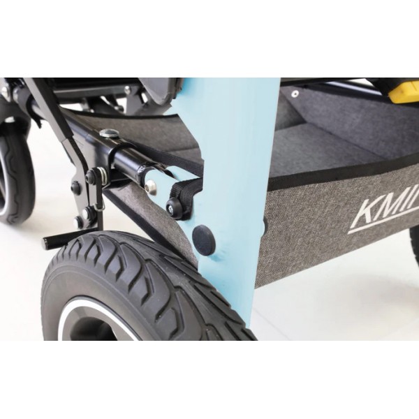 Χειροκίνητο αναδιπλούμενο αναπηρικό αμαξίδιο με μεσαίους τροχούς και αναδιπλούμενο ενιαίο υποπόδιο (λευκό & μπλε)