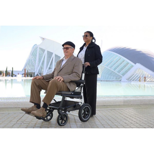 Χειροκίνητο αναδιπλούμενο αναπηρικό αμαξίδιο με μεσαίους τροχούς και αναδιπλούμενο ενιαίο υποπόδιο (λευκό & μπλε)